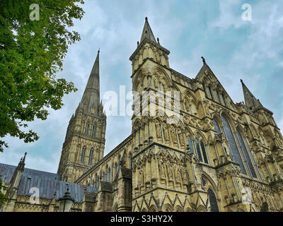 Die Westfassade und der Spire of Salisbury Cathedral. In dieser Kirche befindet sich die beste Originalkopie der Magna Carta und die älteste bekannte mechanische Uhr. PIC ©️ COLIN HOSKINS. Stockfoto