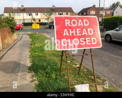 Straßenschilder, die auf eine geschlossene Straße hinweisen und die Umleitung in Kraft setzen. Stockfoto