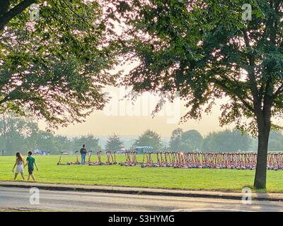 Elektroroller-Station auf Bristol Downs, Clifton, Großbritannien, Avon, Spätsommerabend Stockfoto