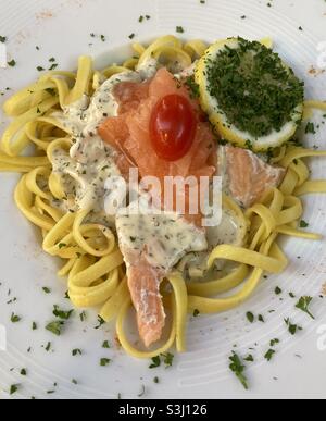 Ein Teller mit geräuchertem Lachs und Lachs mit Pasta Stockfoto