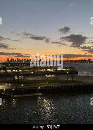 Sonnenuntergang über der Skyline von New York, aufgenommen von der USS Intrepid auf dem Hudson River im Dezember 2019 Stockfoto