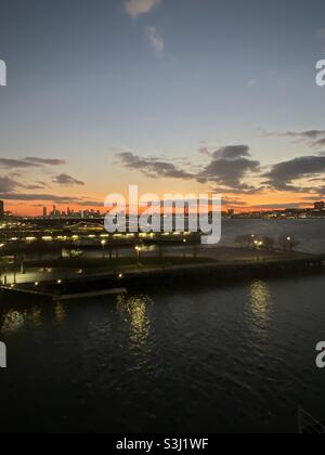 Sonnenuntergang über der Skyline von New York, aufgenommen von der USS Intrepid auf dem Hudson River im Dezember 2019 Stockfoto