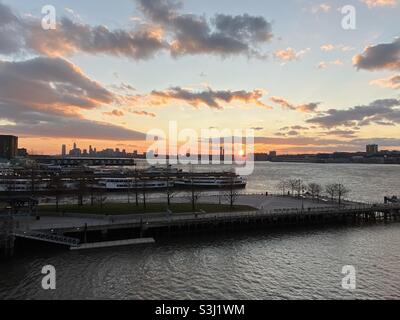 Sonnenuntergang über der Skyline von New York, aufgenommen von der USS Intrepid auf dem Hudson River im Dezember 2019 Stockfoto