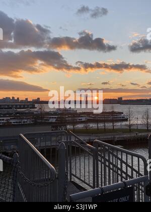 Sonnenuntergang über der Skyline von New York, aufgenommen von der USS Intrepid auf dem Hudson River im Dezember 2019 Stockfoto