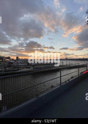 Sonnenuntergang über der Skyline von New York, aufgenommen von der USS Intrepid auf dem Hudson River im Dezember 2019 Stockfoto