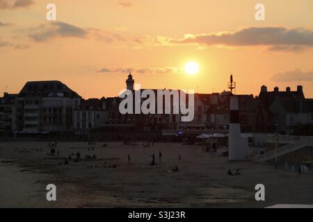 Sonnenuntergang am Strand in Quiberon, Bretagne, Frankreich am 2021. August Stockfoto