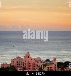 Blick auf das Royal Hawaiian Hotel in Waikiki, Hawaii bei Sonnenuntergang Stockfoto