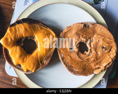 Bagels auf einem Teller mit Käse und Erdnussbutter. Stockfoto