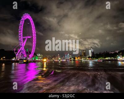 Das London Eye und die Skyline der Stadt werden am 10 2021. September nachts in London, England, gesehen Stockfoto