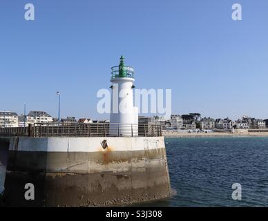 Der Leuchtturm von Port Maria in der Bucht von Quiberon im französischen Département Morbihan in Frankreich Stockfoto