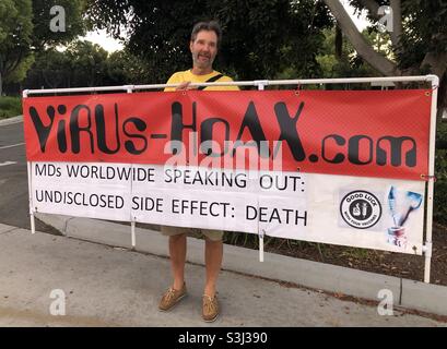 Orange County, USA. August 2021. Ein Anti-Impfstoff-Protestler vor dem Haupteingang von Disneyland spät am Tag. Im ganzen Land gab es mehr Anti-Impfproteste. Stockfoto