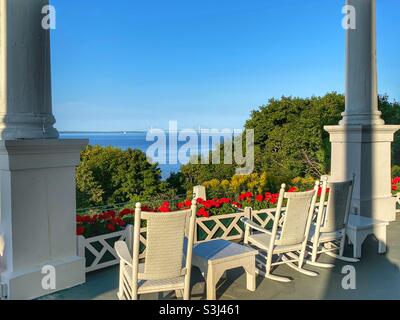 Blick vom Deck des Grand Hotel auf Mackinac Island, Mackinac-Brücke im Hintergrund Stockfoto