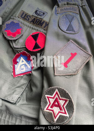 VINTAGE-Aufnäher DER US Army auf einer Offiziersfeldjacke aus den 1970er Jahren, USA Stockfoto