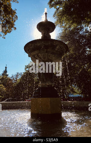 Wassertropfen von Brunnen, die im Sonnenlicht glitzern, Garten der Lenck-Villa, Sopron, Ungarn Stockfoto