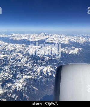 Luftaufnahme der schneebedeckten Schweizer alpen von einem Flugzeug aus Stockfoto