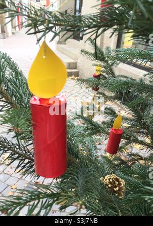 Weihnachtsdekoration mit Handicap auf dem Weihnachtsbaum Stockfoto