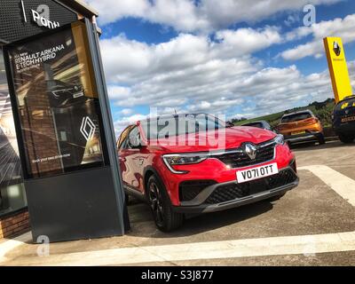 Brandneue 71 Registrierung Renault Arkana Autos zum Verkauf auf einem Renault Delears Vorplatz 2021. September UK Stockfoto