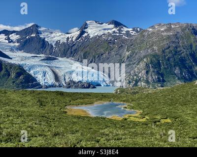 Der Portage Lake und der Portage-Gletscher sind auf der Wanderung von Whittier Alaska aus zu sehen Stockfoto