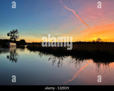 Narrowboat auf dem Kanal bei Morgendämmerung im Morgenlicht Stockfoto