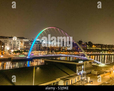 Die Newcastle Millennium Bridge und der Fluss Tyne bei Nacht, vom Sage-Gebäude in Gateshead aus gesehen Stockfoto