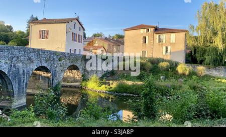 Entlang des Flusses Thouet Parthenay Frankreich Stockfoto