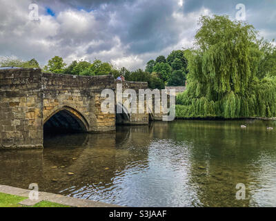 Bakewell Bridge über den River Wye in Bakewell, Derbyshire im Peak District im September Stockfoto