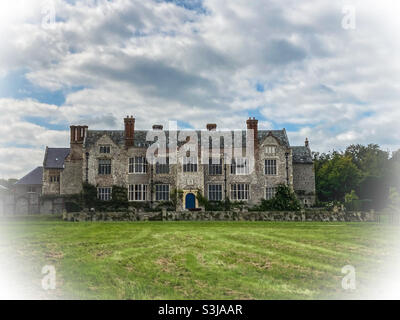 Glynde Place Elizabethan Manor House in Glynde, Lewes, East Sussex. Vom privaten Park aus gesehen. Heimat des heutigen Viscount Hampden und seiner Familie. Stockfoto