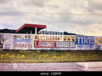 Flohmarkt Zaun Schild in der Nähe Del Rio Texas Grenzstadt zu Mexiko mit Anzeigen für LKW Stockfoto