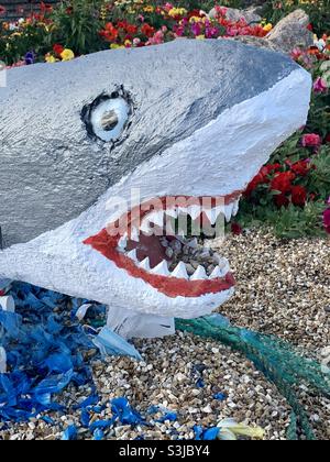 Papier-mâché Haie Kopf mit großen Zähnen Stockfoto