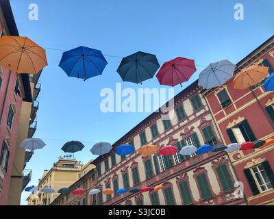 Bunte Regenschirme über der Straße in La Spezia, Ligurien, Italien Stockfoto