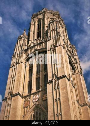 Blick auf den Wills Memorial Tower in Bristol, England. Diese Struktur ist ein berühmtes Wahrzeichen mit viel Geschichte. Jetzt Teil der University of Bristol. Foto ©️ COLIN HOSKINS. Stockfoto