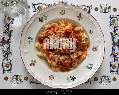 Rotini Pasta mit Tomatensauce und grasgefütterten Fleischbällchen Stockfoto