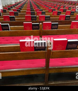 Kirchenbänke und Hymnen in der Cadet Chapel an der United States Military Academy, West Point New York, USA, 2021 Stockfoto