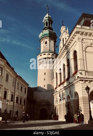 Wachturm (Tuztorony) zwischen dem Stornohaus und dem Rathaus, Sopron, Ungarn Stockfoto