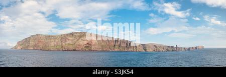 Hoy von der NorthLink Ferry. Orkney-Inseln. Panorama mit dem alten Mann von Hoy Stockfoto