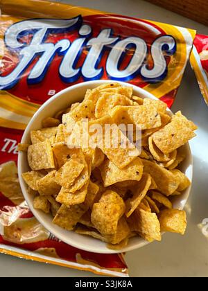 Nahaufnahme einer Schüssel des knusprigen Maisjausnacks Fritos, 2021, USA Stockfoto