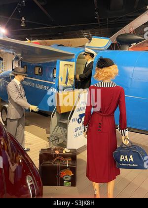 Die Wiege des Luftfahrtmuseums zeigt ein Ausflugsszenario aus den 1920er Jahren in einem Flugzeug des Pan American Airways-Systems mit Passagieren in der Flugbesatzung, Bundesstaat New York, 2021 Stockfoto