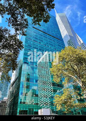 1095 Avenue of the Americas, der salesforce Tower und das Bank of America Gebäude aus der Sicht des Bryant Park, 2021, NYC, USA Stockfoto