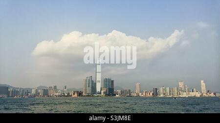 Panoramablick auf Kowloon und den Victoria Hafen in Hongkong. Stockfoto