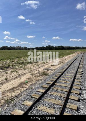 Eisenbahnschienen in der ländlichen Umgebung Stockfoto