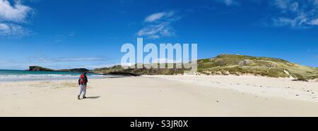 Mann, der am Oldshoremore Beach an der Nordküste 500 den Strand entlang läuft. Schottland Stockfoto