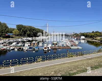 Boote auf dem Ada Ciganlija See und der Brücke über die Sava. Belgrad, Serbien Stockfoto