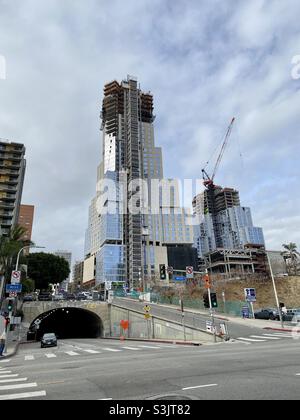 LOS ANGELES, CA, 2021. JANUAR: Die Bauarbeiten für Frank Gehrys neues Projekt, The Grand, zwei Türme im Unterhaltungsviertel der Innenstadt, über dem Tunnel der 2nd Street, auf Bunker Hill, sind fast abgeschlossen Stockfoto