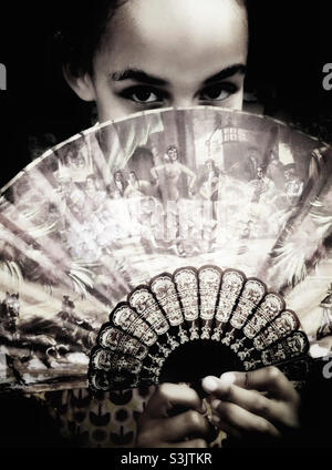 Gemischtes Rennmädchen mit einem Fan. Stockfoto