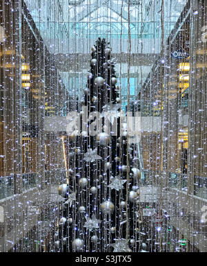 Riesiger Weihnachtsbaum und Silberschmuck in Bankers Hall, Downtown Calgary, Alberta, Kanada. Stockfoto