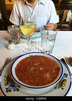 Gazpacho in einem Restaurant servieren. Spanien. Stockfoto