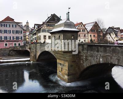 Alte Steinbrücke über den Kocher in Schwäbisch Hall in Deutschland Stockfoto