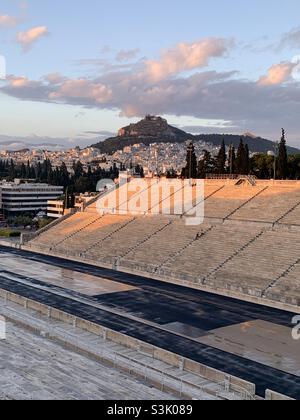 Blick auf den Lycabettus Hügel vom panathenäischen Olympiastadion athen Griechenland Stockfoto