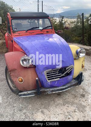 Farbenfrohes altes Auto von den Autos von den Autos von den Autos in Athen Stockfoto