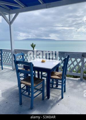 Leerer Tisch im Restaurant in Griechenland kefalonia Stockfoto